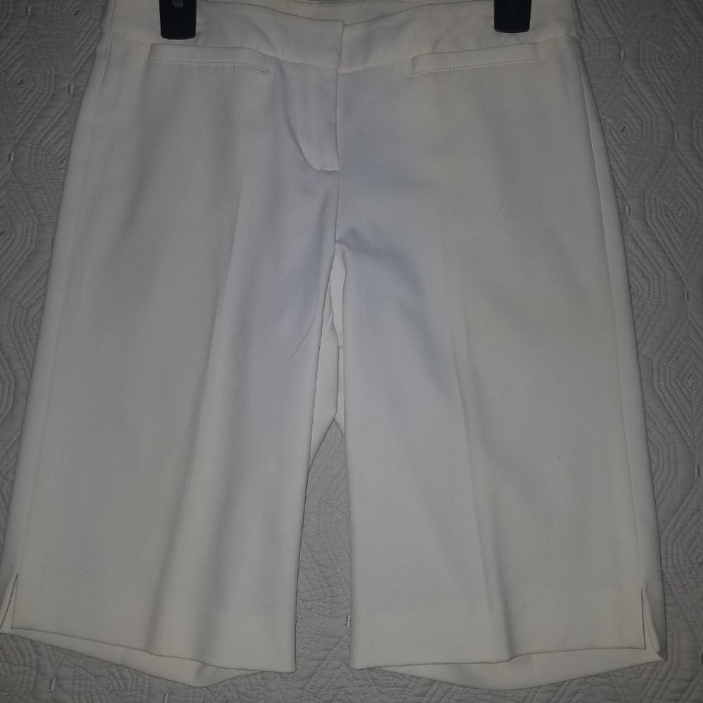 INC INTERNATIONAL CONCEPTS LADIES WHITE BERMUDA SHORTS SIZE 4